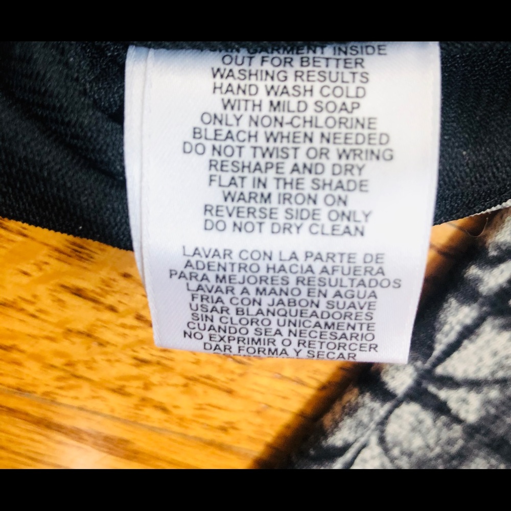 JONES NEW YORK GRAY-BLACK GEOMETRIC WRAP TOP - Picture 5 of 6